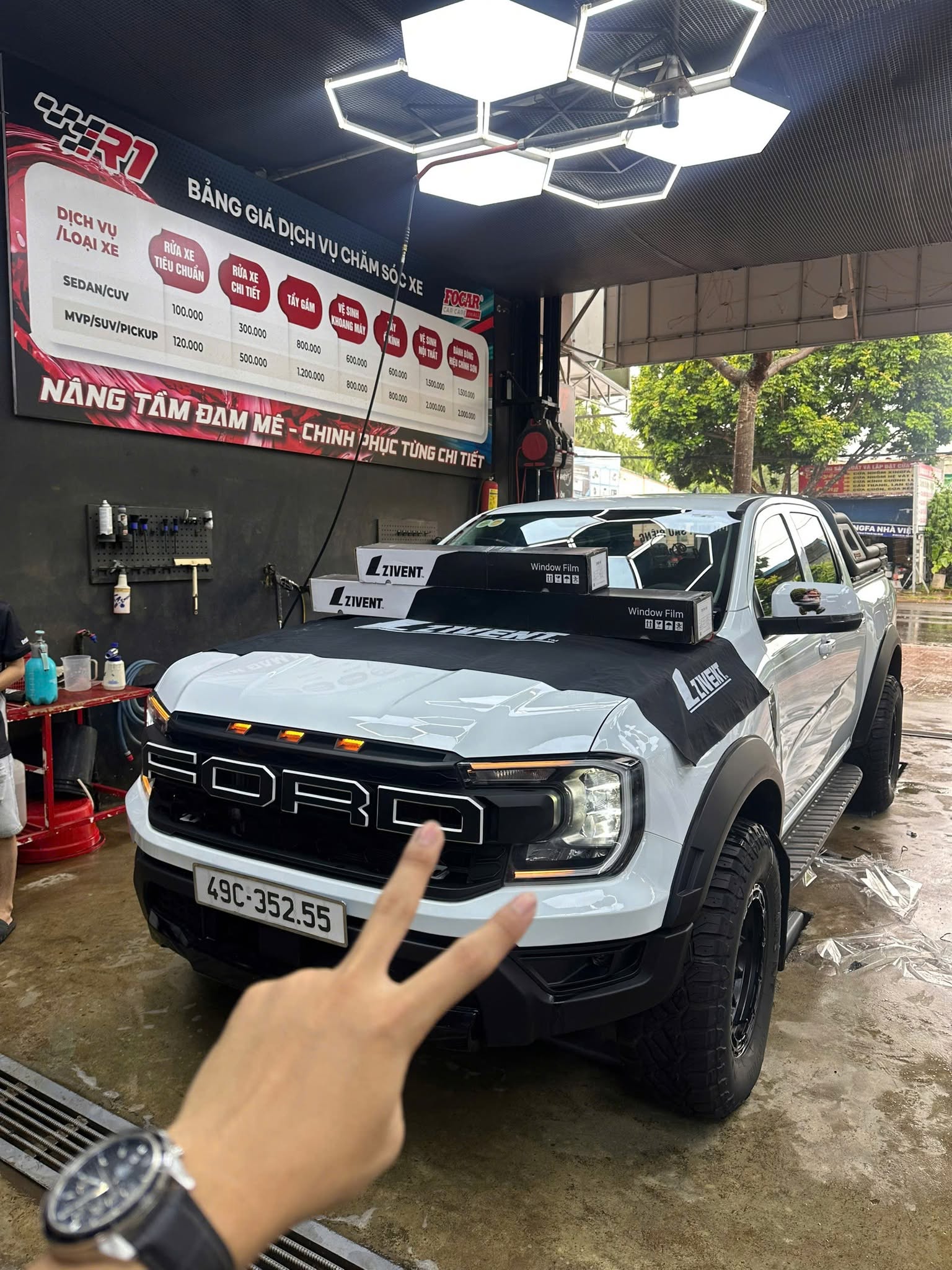 Dán film cách nhiệt Ford tại R1 Detailing – bảo vệ không gian lái, nâng tầm trải nghiệm” - Image 2