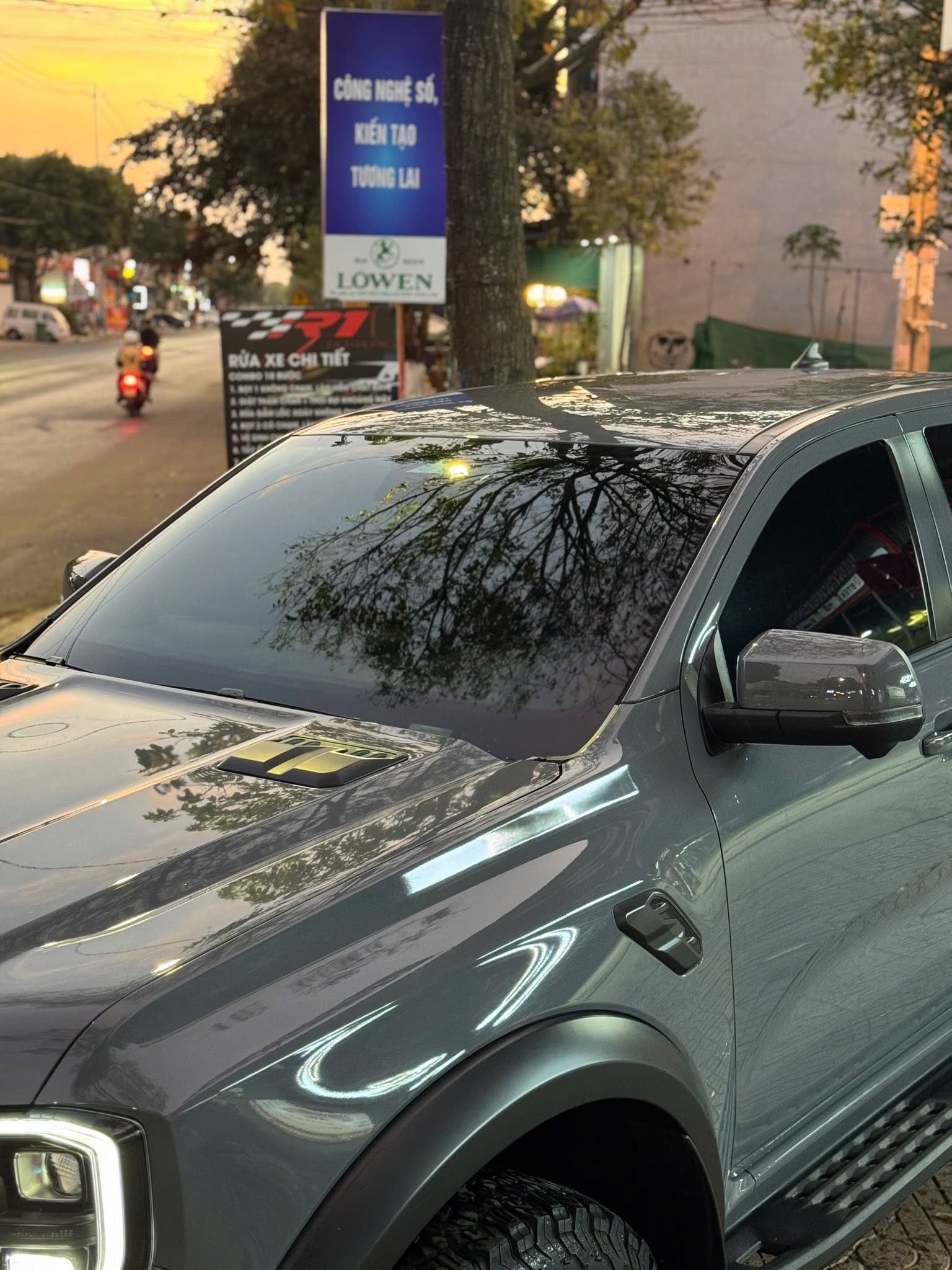 Chiếc Ford Raptor này đã được lột bỏ hoàn toàn phim hãng và nâng cấp gói phim cách nhiệt ZIVENT cao cấp tại R1 Detailing. - Image 1