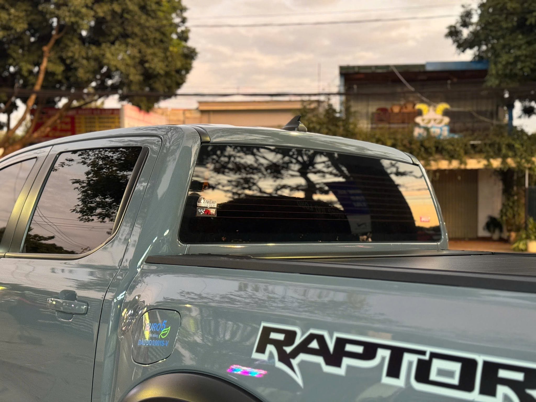 Chiếc Ford Raptor này đã được lột bỏ hoàn toàn phim hãng và nâng cấp gói phim cách nhiệt ZIVENT cao cấp tại R1 Detailing. - Image 4
