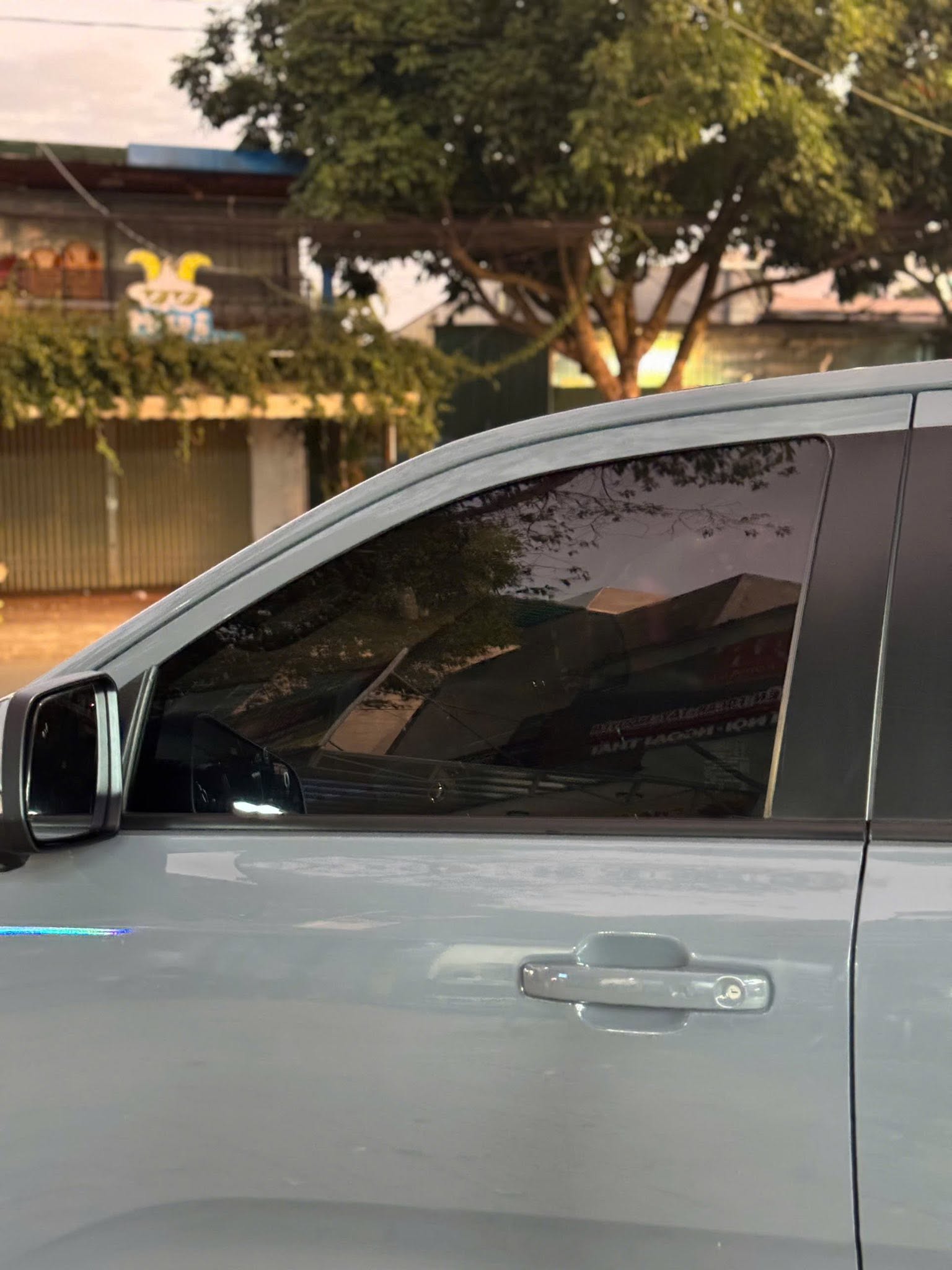 Chiếc Ford Raptor này đã được lột bỏ hoàn toàn phim hãng và nâng cấp gói phim cách nhiệt ZIVENT cao cấp tại R1 Detailing.